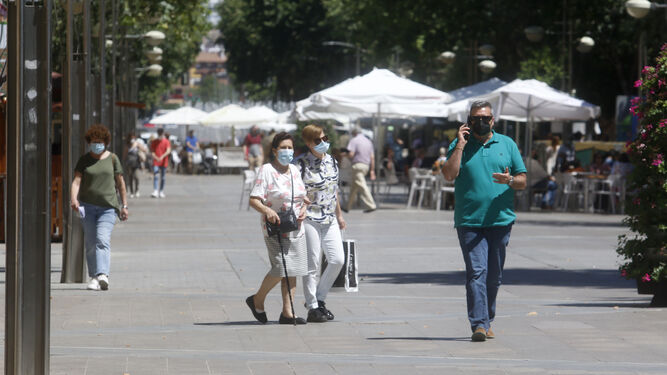Varias personas caminan por el centro de Córdoba.
