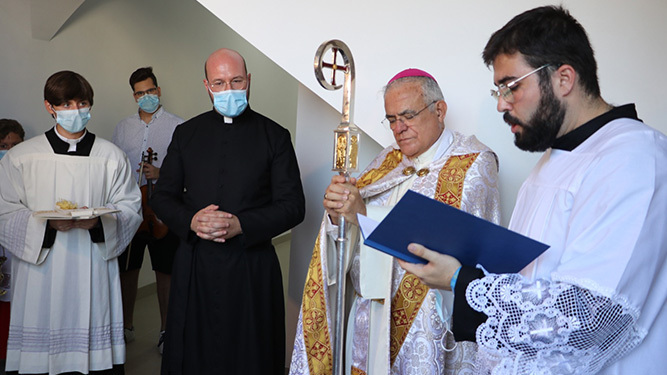 El obispo de Córdoba inaugura y bendice los nuevos salones parroquiales