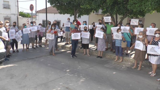 Protesta de los vecinos de Guadalcázar contra el recorte horario en su centro de salud.