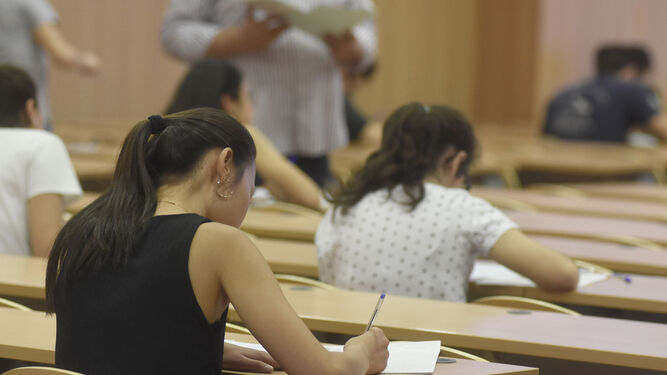 Estudiantes realizan la prueba de acceso a la Universidad de Córdoba.