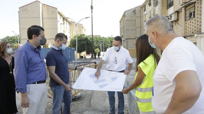 José María Bellido y David Dorado visitan las obras de remodelación del conjunto Manuel Sagrado.