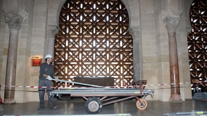 Trabajos de retirada de la celosía de la segunda puerta de la Mezquita-Catedral.
