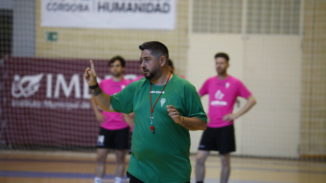 Josan González da órdenes durante un entrenamiento de la pasada temporada.