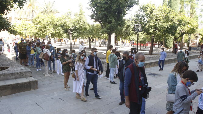 Turistas en el Patio de los Naranjos de Córdoba.