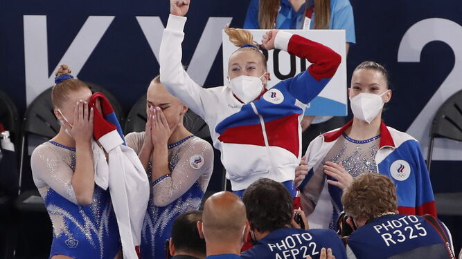 El combinado ruso celebra su triunfo en la final por equipos de gimnasia.