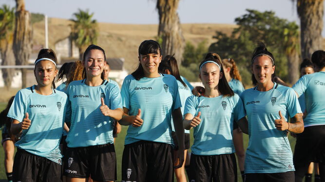 Los cinco fichajes del Córdoba Femenino posan antes de la sesión de entrenamiento.