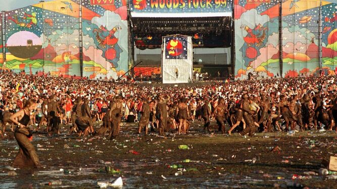 Aspecto del escenario principal de Woodstock 99, con el lodo y la basura en primer plano.
