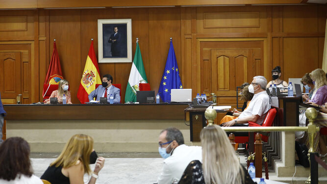 Un momento de la sesión plenaria celebrada en el Ayuntamiento.