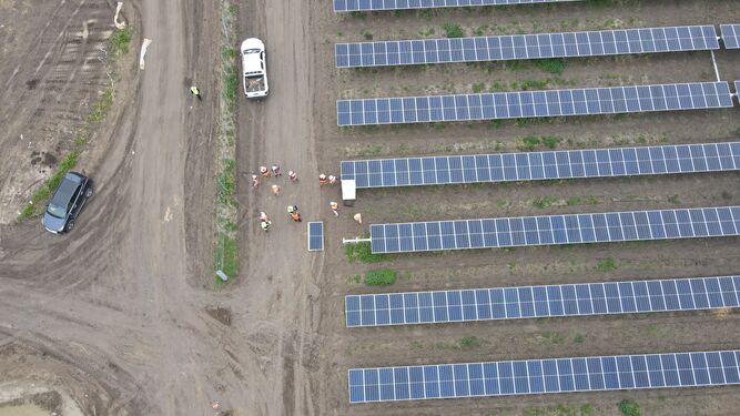 Colocación del último panel de una planta fotovoltaica de Endesa.