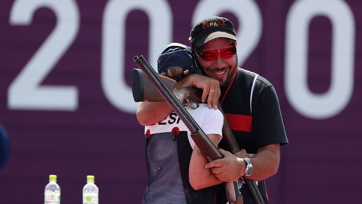 Fátima Gálvez abraza a su compañero Alberto Fernández tras ganar el oro olímpico.