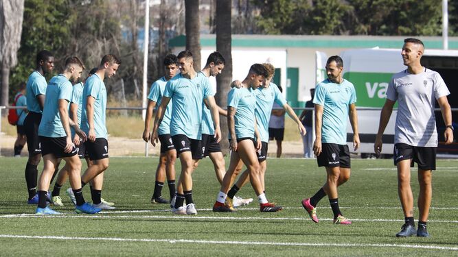 Varios jugadores del Córdoba siguen al preparador físico blanquiverde, Álex Prieto.
