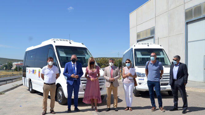 Presentación de los dos microbuses de biodiésel entregados a Bujalance por la Diputación de Córdoba.