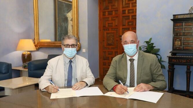 Antonio Ruiz en la firma del convenio ce colaboración con la Asociación Española de Amigos de los Castillos.