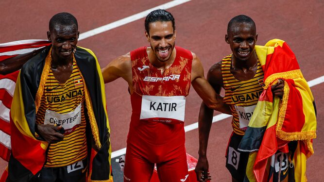 El español Mohamed Katir (c) posa junto a los ugandeses Joshua Kiprui Cheptegei y Jacob Kiplimo.