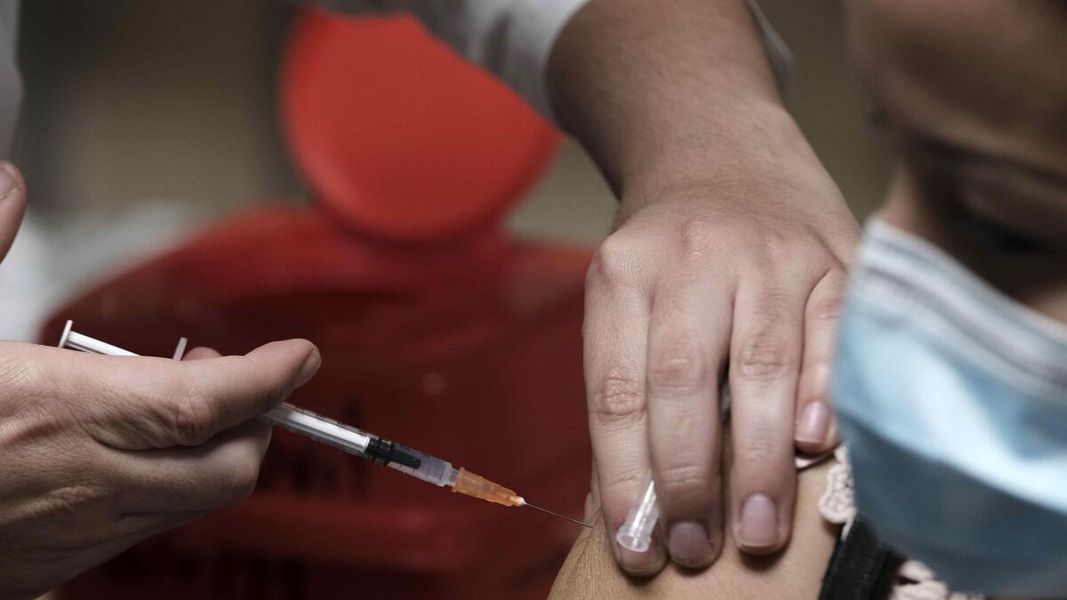 Una mujer recibe una vacuna contra el covid-19.