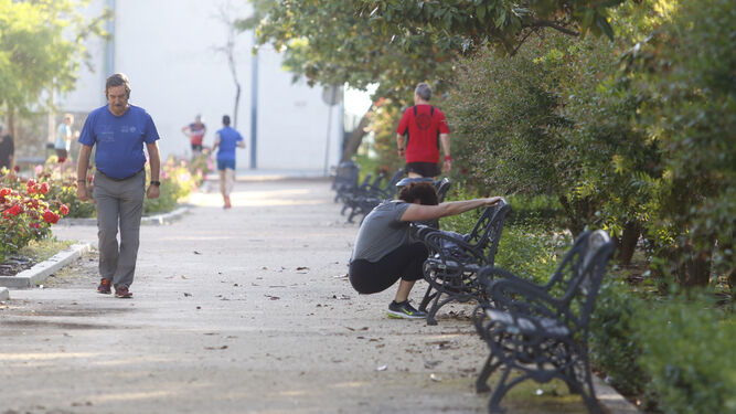 Varias personas practican actividad física en un parque de Córdoba.