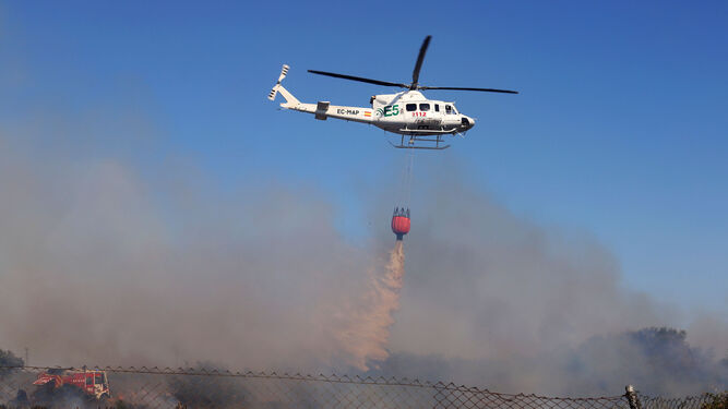 Un avión del Infoca interviene durante un incendio forestal.