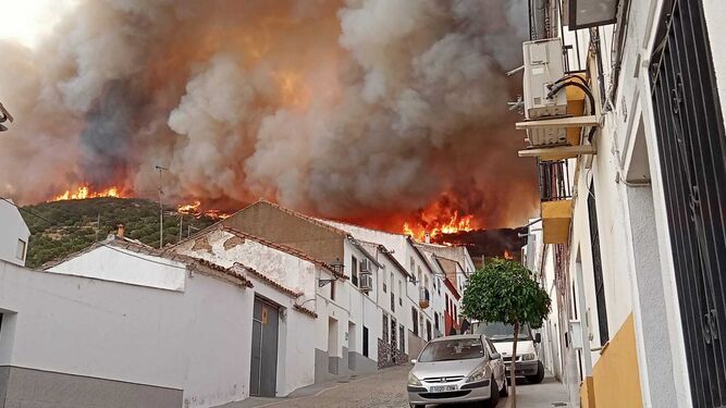 Vista del incendio desde una calle próxima al paraje La Serrana.