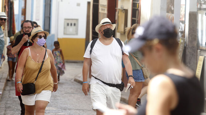 Turistas pasean por el Casco Histórico de Córdoba.