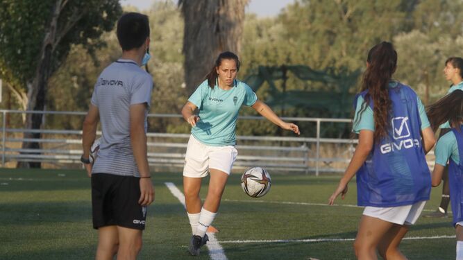 Laura González, durante un entrenamiento con el Córdoba Femenino.
