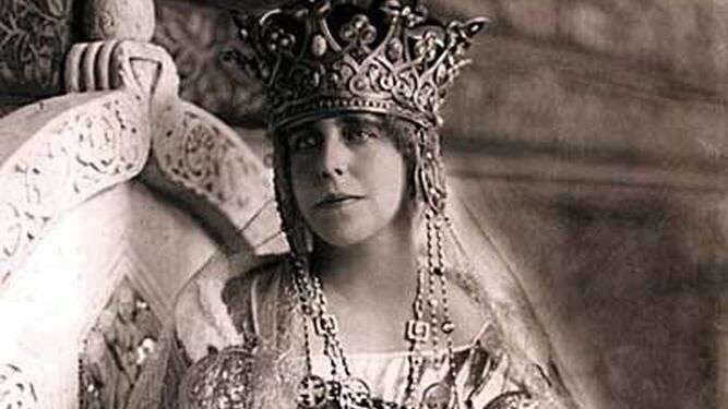 La reina María de Rumanía, que nació princesa de Edimburgo, en su ascenso al trono en  1922.