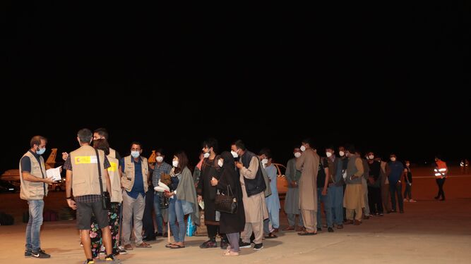 Grupo de personas evacuadas de Afganistán.