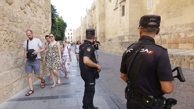 Una patrulla de la Policía Nacional  vigila el entorno de la Mezquita.