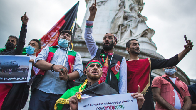 Concentración de afganos en París en apoyo a sus compatriotas.