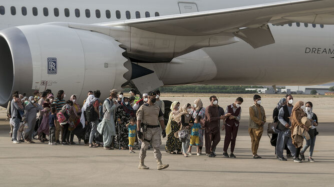 Grupo de personas evacuadas de Afganistán.