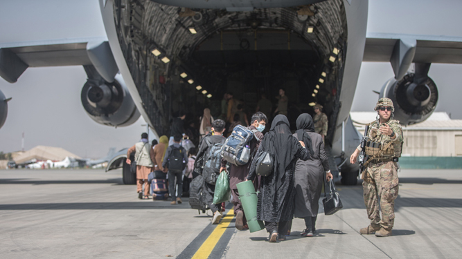 Un avión estadounidense embarca a ciudadanos afganos en el aeropuerto Hamid Karzai de Kabul.