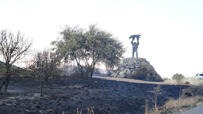 Detalle de la parte quemada del Puerto del Calatraveño junto a la escultura de Aurelio Teno.