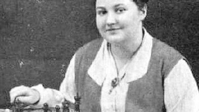 La pionera jugadora de ajedrez Vera Menchik, frente a un tablero.
