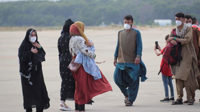 Refugiados afganos, a su llegada a Madrid.