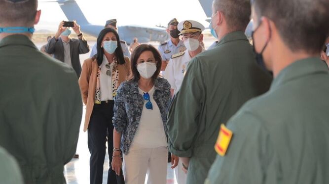 La ministra Margarita Robles, este sábado en la base aérea de Zaragoza.