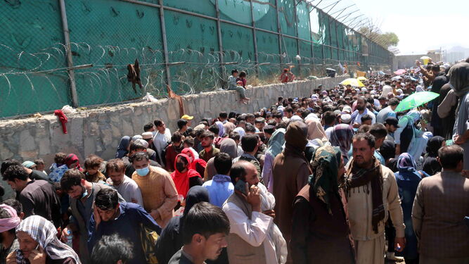 Cientos de afganos rodean el aeropuerto de Kabul.