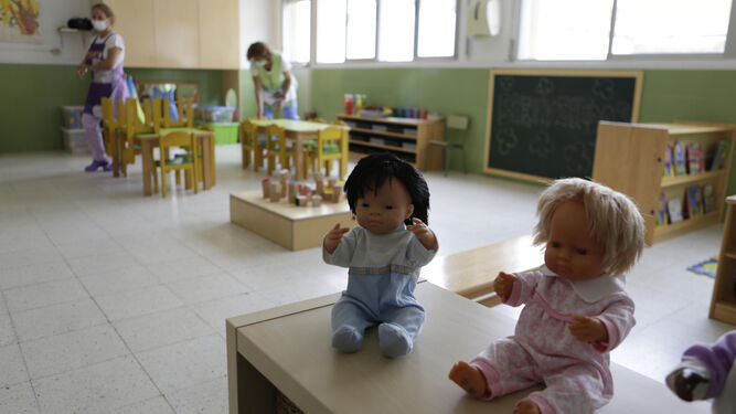 Los muñecos esperan la llegada de los niños a la Escuela Infantil Virgen del Rocío, en Coria del Río.