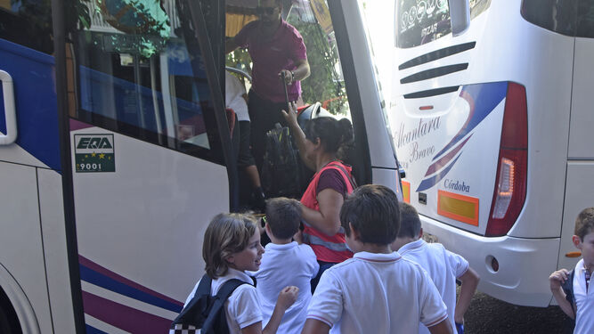 Unos niños suben a un autobús escolar en Córdoba.