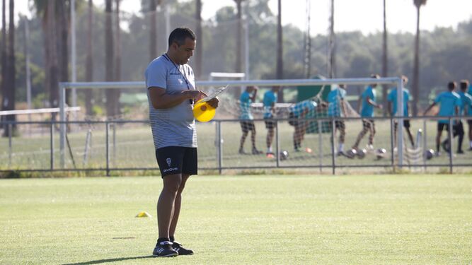 Germán Crespo repasa sus notas en el entrenamiento del Córdoba CF de este viernes.