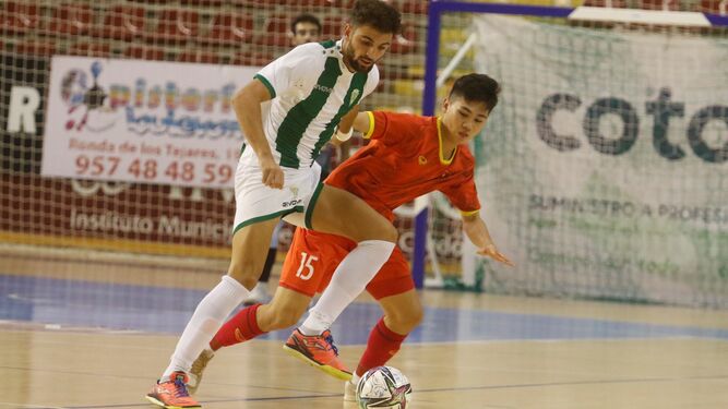 Zequi controla el balón ante un jugador de la selección de Vietnam.