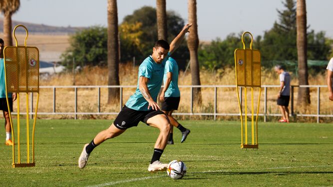 Adrián Fuentes dispara a portería en el entrenamiento del Córdoba CF del pasado viernes.