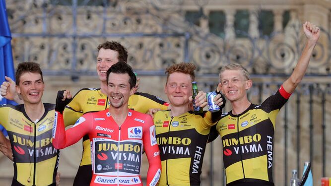 El ciclista esloveno Primoz Roglic celebra con sus compañeros de equipo su triunfo en la Vuelta.