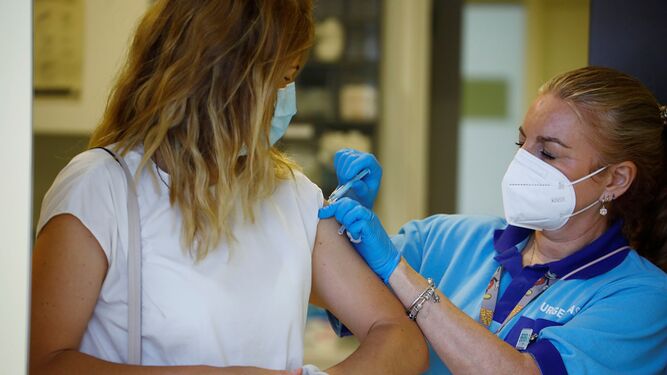 Una enfermera pone una vacuna contra el covid-19 en Córdoba.