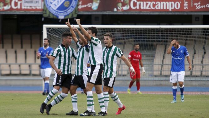 Willy y Toni Arranz abrazan a De las Cuevas, con José Alonso tras ellos, en la celebración de un gol en Chapín.