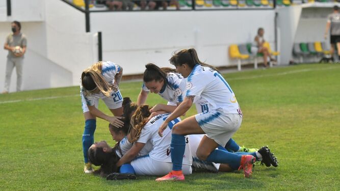 Las jugadoras del Pozoalbense celebran su primer gol de la temporada.