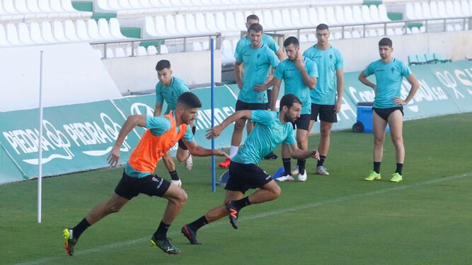Visus y Álex Bernal hacen un 'sprint' en el entrenamiento de este sábado del Córdoba CF.