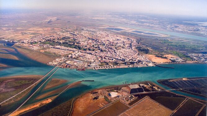 Vista aérea de la ciudad de Huelva y su frontal de la ría del Odiel.