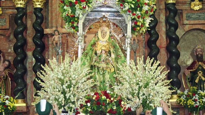 La Virgen de la Sierra de Cabra, en una imagen de archivo preparada para su romería.