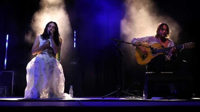 Un momento del concierto de María José Llergo en Pozoblanco.