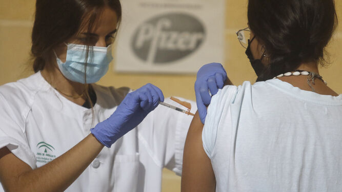 Una persona recibe la tercera dosis de la vacuna en Vista Alegre.