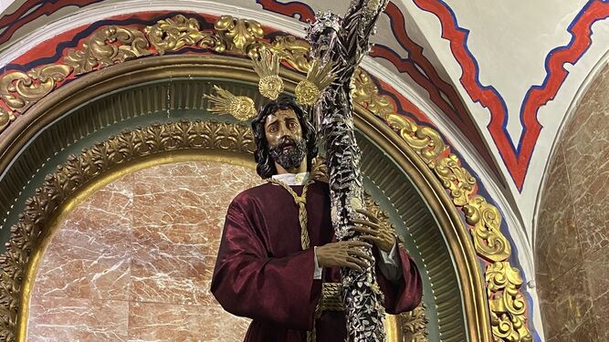 El Señor de los Reyes abraza la Cruz de la Vida.